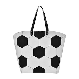 Puede incluir: Bolso tote blanco con un dise&ntilde;o de bal&oacute;n de f&uacute;tbol en blanco y negro. El bolso tiene asas negras y un ribete superior negro. El patr&oacute;n del bolso representa un bal&oacute;n de f&uacute;tbol.