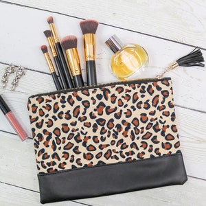 Bolsa de cosméticos con estampado de leopardo, bolsa de maquillaje, regalo para novia, bolsa de artículos de tocador, estuche para lápices, cartera de mano, monograma bordado en blanco, envío gratuito