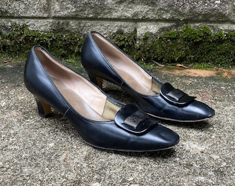 Gr. 9 - 1960er Jahre schwarze Pumps mit Schnallendetail