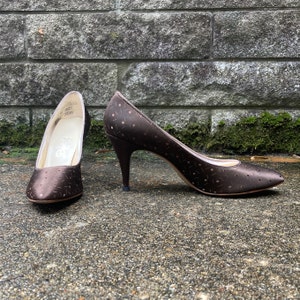 size 9 AA - 50s/60s brown satin jacquard pumps by DYEABLES - made in USA