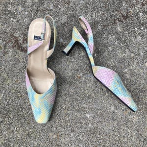 Taille 10 B - Escarpins à bride arrière en reptile pastel des années 1990 par STUART WEITZMAN