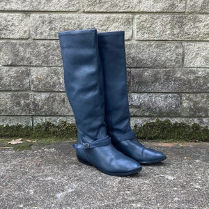 size 7 B - 1990s navy equestrian style boots by VIA MILANO - made in CHILE