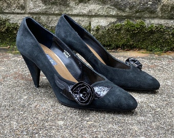 size 8.5 M - 1980s black pumps with rosette detail by J RENEE