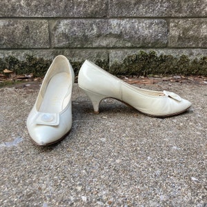 size 5.5 E - 1960s off white pumps with toe detail by SALAMANDER