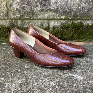 size 6.5 AA - 1970s snakeskin pumps by SELBY