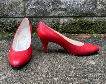 size 8 B - 1980s red conservative pump by FLORSHEIM SIGNATURE - made in Hong Kong