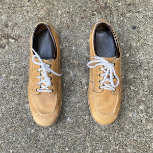 size 7.5 M - 1970s tan bowling shoes