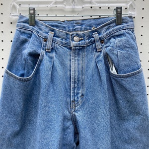 size 6 - 1990s light wash pleat front high waisted jeans by CALVIN