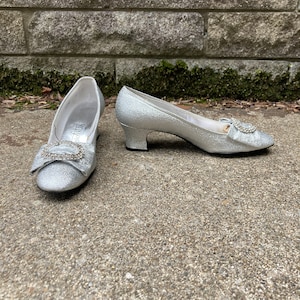 size 7 AA - 60s/70s silver metallic pumps by SOCIALITES