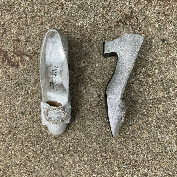P*P様 【新品未使用】CTHY　HIGH-END VINTAGE SILK S Size 7 AA - 60s/70s Silver Metallic Pumps by SOCIALITES - Etsy