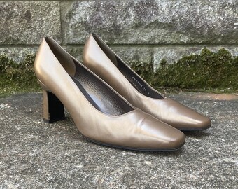 size 10 B - 1990s square toed heels by STUART WEITZMAN