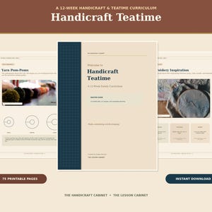 Può includere: Un programma stampabile di 75 pagine intitolato Handcraft Teatime, che include una guida familiare di 12 settimane. La copertina presenta un dorso a griglia blu scuro, uno sfondo beige e testo tra cui Welcome to Handicraft Teatime e A 12-Week Family Curriculum.