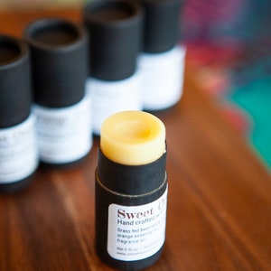 Bálsamo labial grande de sebo con lanolina, temporada otoño. Tubos de cartón. Para labios muy secos y agrietados. Hidrata profundamente. 14 g con envase reciclado.
