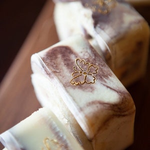 Jabón de lufa Purple Haze. Jabón de leche de cabra con aceites esenciales. Exfoliante. Totalmente natural.