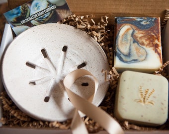 Coffret cadeau pour le bain.  Cadeau de vacances. Porte-savon.  Plat en terre cuite émaillée.  Savon de cuisine ou décoration de salle de bain.  Couleur neutre.  Coffret cadeau maison neuve.