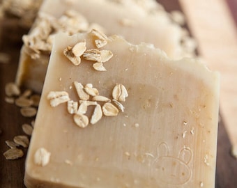 Savon cassonade, miel et avoine, lait de chèvre, savon pour bébés et enfants, pour peau sensible et peau sèche, savon non parfumé. Miel brut.