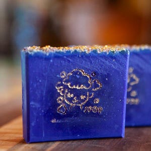 Barra de champú Violet Tone: leche de cabra, vinagre de sidra de manzana