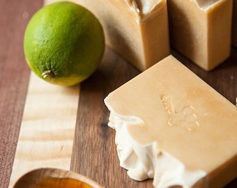 Jabón champú de vinagre de manzana: árbol de té, miel cruda y leche de cabra.