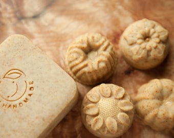 Savon à dents au curcuma.  Savon 100 % huile d'olive.  Épice douce.  Huiles essentielles.  Brossage des dents.   Pas de SLS.  Sans colorants artificiels ni produits chimiques.