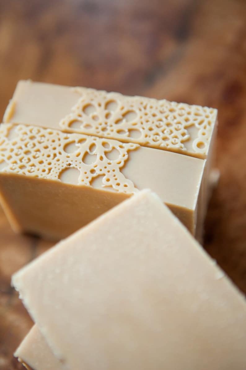 Pu&ograve; includere: Tre saponette fatte a mano con un delicato motivo a pizzo sulla parte superiore. Il sapone &egrave; di colore beige chiaro.