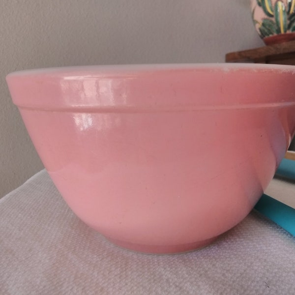 Pyrex 401 pink nesting bowl, marked Trade Mark Pyrex, not marked 401 or 1 1/2 PT. so it's an older bowl, for the lover of pink kitchenware