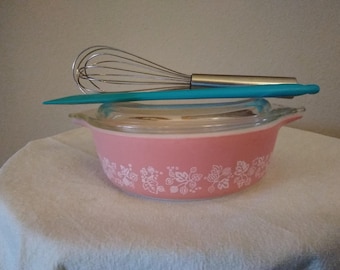 Pyrex Gooseberry white graphics on pink background #471, 1 pint refrigerator dish, 470-C 19 lid, from oven to table to refrigerator!