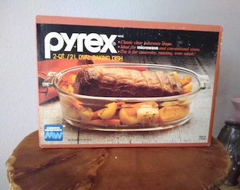 Pyrex 2 QT oval baking dish 702, in unopened original box, nice gift!