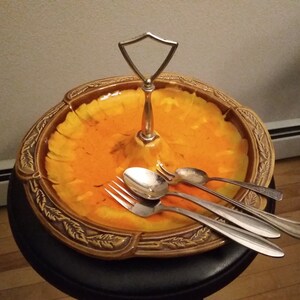 Mid century modern serving plate for hors d&#39;oeuvres, desserts or snacks, with a gold chromed metal handle, beautiful yellow, orange, brown