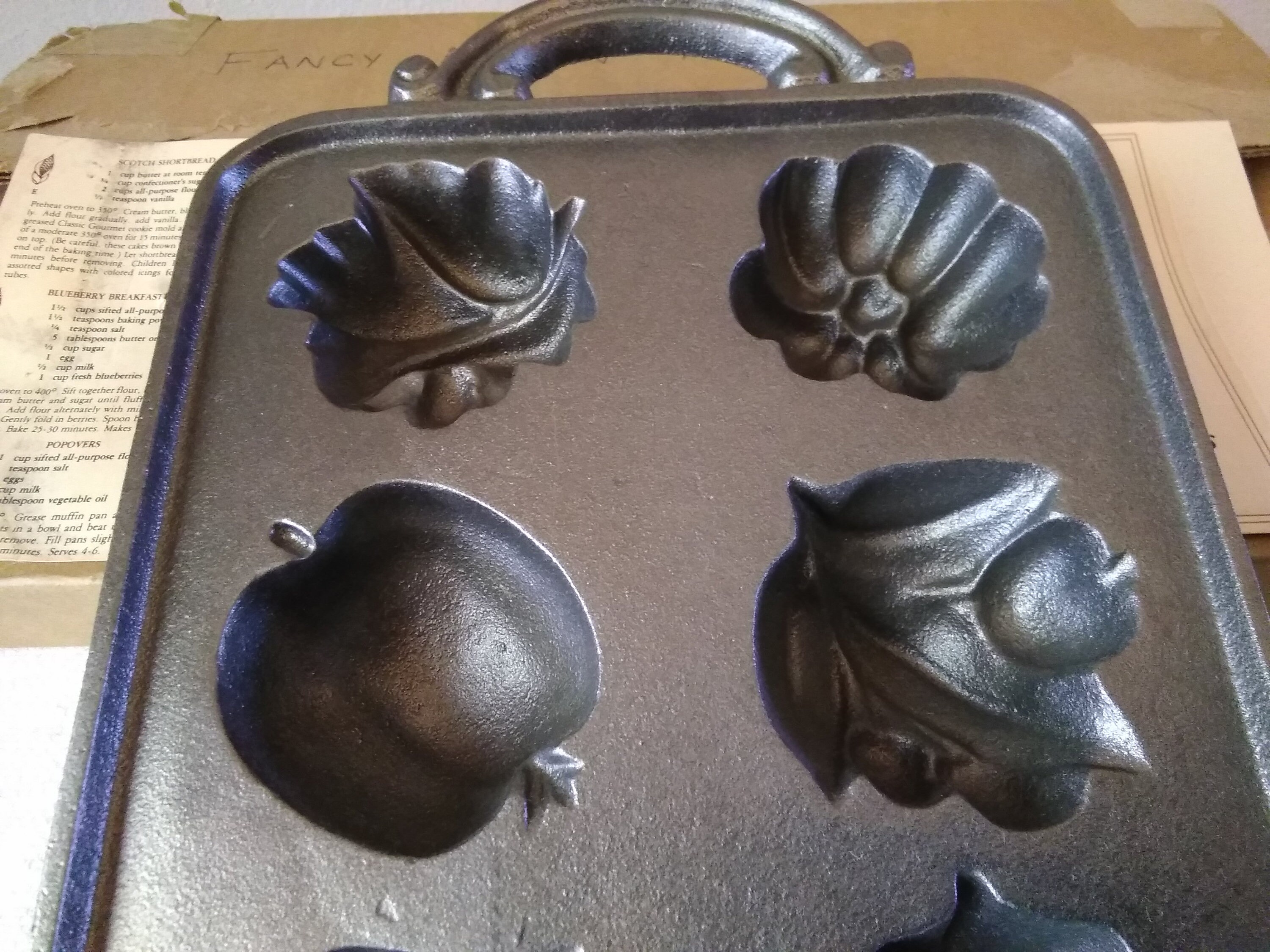 PROKITCHEN Cast Iron Muffin Tin,Cast Iron Cupcake Pan for Baking Biscuits,  7 part - bonus 2 Mini Oven Gloves
