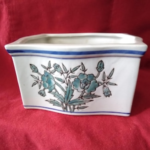 Vintage Asian style rectangular jardiniere flower pot, teal flowers and leaves with blue border, 6 1/2" x 5" x 3 1/2" tall, no chips