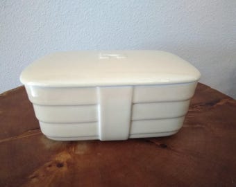 Hall China refrigerator dish, made for Hotpoint refrigerators, loaf pan shape with lid