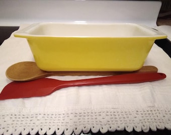 Pyrex 813 yellow loaf pan, in good vintage condition, see pictures.