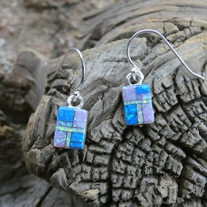 Vibrant Blue Pink White Opal Petite Boucles d'oreilles en argent sterling 925 sur des crochets en fil français Grandes couleurs Livraison gratuite Sac cadeau GRATUIT NOUVEAU I16