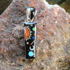 Colorido cielo nocturno Galaxy Crescent Moon Stars Hecho a mano Plata de ley 925 Multi Gemstone Micro Inlay Colgante Bolsa de regalo Envío gratis R45