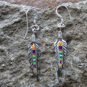 Plume colorée du sud-ouest de l'argent sterling 925 avec pierres précieuses multiples avec opale blanche Petites boucles d'oreilles fabriquées à la main Livraison gratuite Sac cadeau NOUVEAU I65