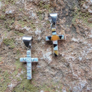 Petit pendentif petite croix double face avec huîtres épineuses et opale blanche, petite pierre Petit prix bas ! Sac cadeau en argent sterling pour bateau gratuit AC93