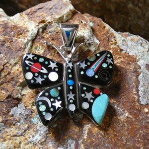 Papillon Turquoise Terre Mère Galaxie Ciel Nocturne Planètes Lune Étoiles Fait Main Multi Gemstone Micro Incrustation Pendentif Argent Sterling 925 C34
