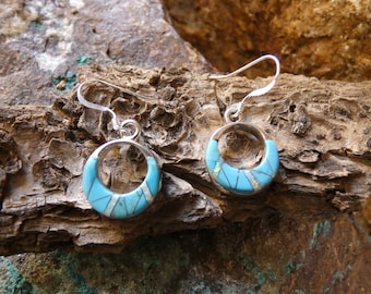 Orecchini Con Opale Sintetico Turchese - Argento 925 Rodiato, Diametro 6 Mm, Colore Verde/blu Brillante, Effetto Iridescente, In Astuccio Regalo - 2