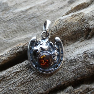 Fer à cheval porte-bonheur avec cheval mignon Western fabriqué à la main en argent sterling ambré 925 petit petit pendentif Livraison gratuite aux États-Unis Sac cadeau Nouveau H66