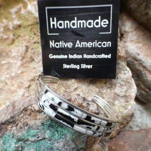 Pulsera con piedra preciosa turquesa de búfalo de triple fila Navajo en plata de ley 925 hecha a mano por Jamie Johnson, envío gratuito, caja de regalo AJ81