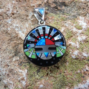 Zuni Sun God Couleurs magnifiques Fabriqué à la main avec plusieurs pierres précieuses, opale de feu, pendentif rond en argent sterling 925, livraison gratuite, sac AB96