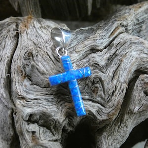 Petite petite croix pendentif belle opale bleue vibrante et argent sterling 925 fabriqué à la main grand cadeau livraison gratuite sac cadeau gratuit NOUVEAU I14
