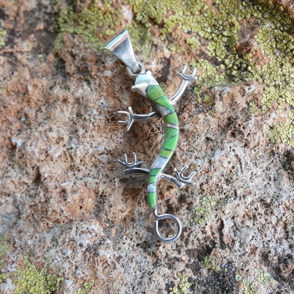 Lizard Gecko Southwestern Sterling Silver Beautiful Green Gaspeite Gemstone & Opal Inlayed Southwest Pendentif Cadeau Gratuit Expédition NOUVEAU Z69