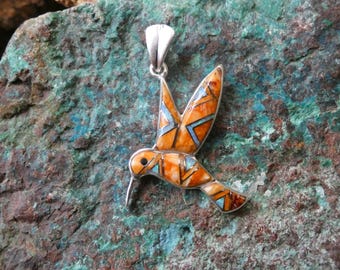 Colgante de plata de ley con incrustaciones de ostra espinosa y ópalo del suroeste de Hummingbird. Fabricado en EE. UU. Envío gratuito a EE. UU. Bolsa de regalo gratis. NUEVO U24.