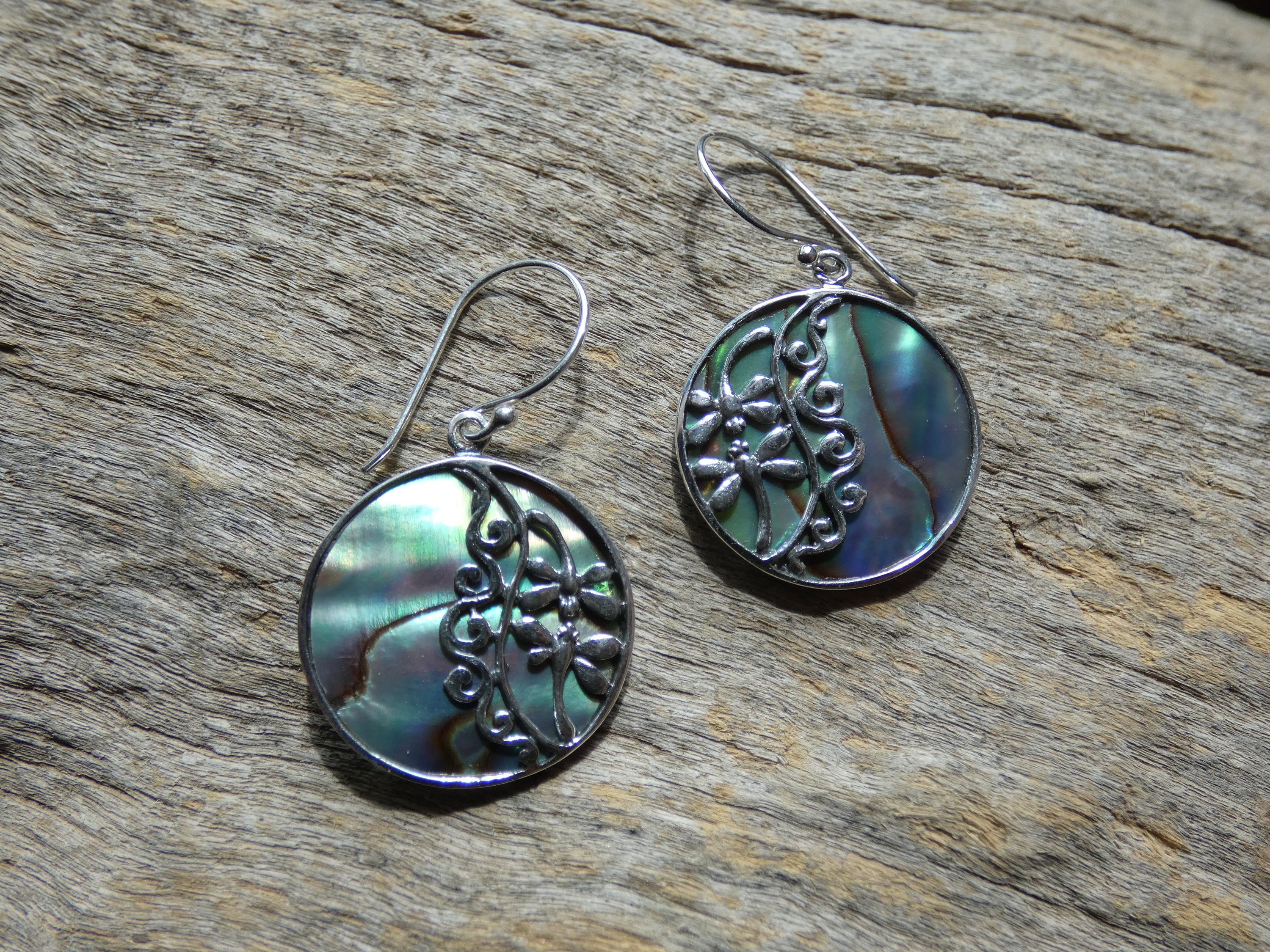 Orecchini a bottone con conchiglia di abalone e libellula: argento sterling 925, fatti a mano - Italia