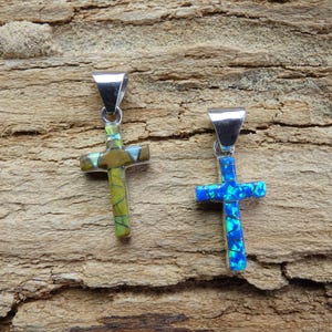 Petit pendentif petite croix en gaspéite double face et opale bleue, petite pierre à petit prix ! Sac cadeau en argent sterling avec livraison gratuite AC98