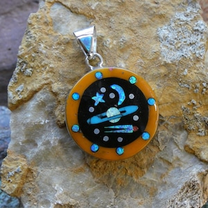 Colgante hecho a mano con microincrustaciones de ópalo de fuego y múltiples piedras preciosas en plata de ley 925, con diseño de galaxia, cielo nocturno, luna y planeta Saturno. Envío gratis. Bolsa de regalo AP46.