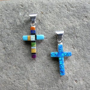 Petit pendentif petite croix double face opale bleue et pierres précieuses multicolores multicolores Petit prix bas ! Sac cadeau bateau gratuit en argent sterling AC96