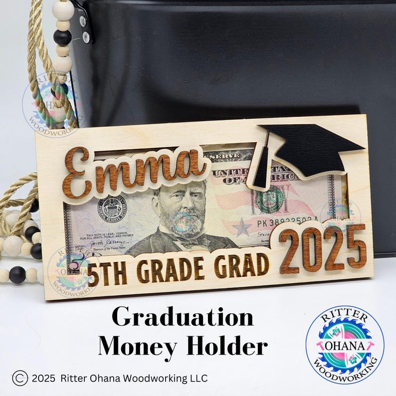 Puede incluir: Portamonedas de madera con un recorte de gorro de graduaci&oacute;n, personalizado con el nombre "Emma" y el texto "5th Grade Grad 2025".