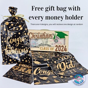 Puede incluir: Una bolsa de regalo negra y dorada con las palabras "Felicidades" impresas en ella. La bolsa est&aacute; junto a un portamonedas de madera con las palabras "Christian Clase de 2024" y un billete de d&oacute;lar dentro. Hay cuatro dise&ntilde;os diferentes de bolsas de regalo con letras doradas sobre un fondo negro.